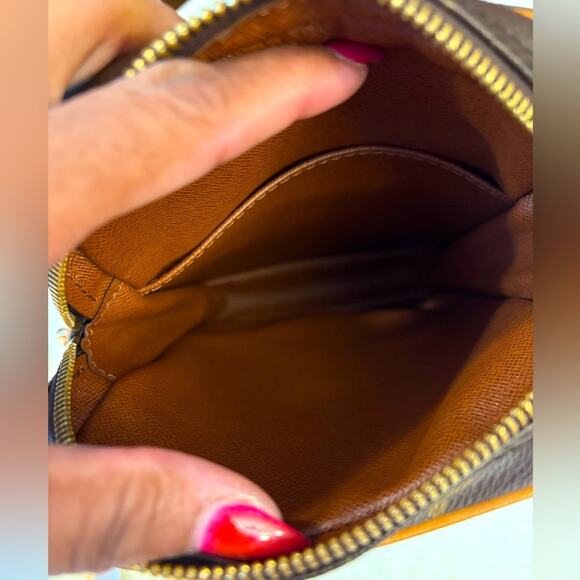 LOUIS VUITTON Danube Crossbody w/Box, Dust Bag, 1 Ribbon, 2 Bag Charms & COA.EUC - Picture 10 of 16